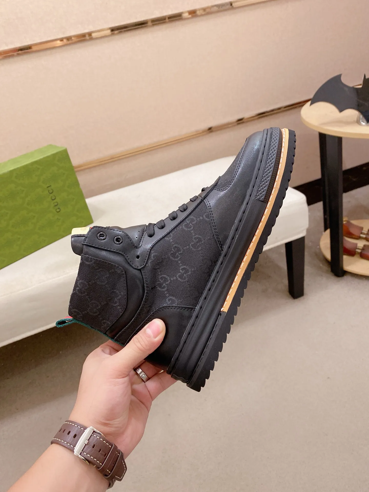 Men's shoes 💰 440 💰 High-quality new high-top GUCCI counters are on the market at the same time. The new men's shoes, 😘fabrics are selected imported cowhide, lining: sheepskin lining. 👍🏿 High-end ☄️ air-cushion molded anti-slip rubber outsole, exquisite lines, simple and elegant, comfortable and high-end for leisure travel. Code number: 38 to 44 (45 can be customized and cannot be returned or exchanged)